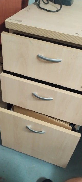 Mesa y silla de oficina