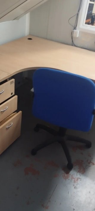 Mesa y silla de oficina
