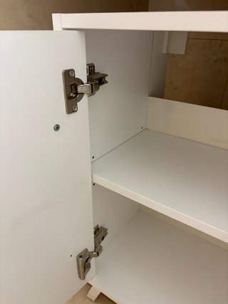 Mueble de baño blanco y madera