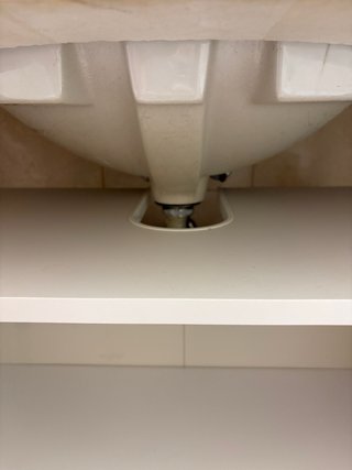 Mueble de baño blanco y madera