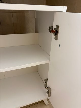 Mueble de baño blanco y madera