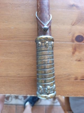 Hacha decorativa de cuero y metal