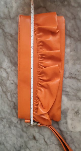 Bolso de mano anaranjado estilo clutch volantes