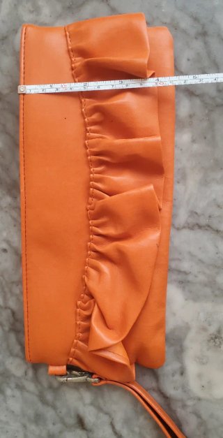 Bolso de mano anaranjado estilo clutch volantes