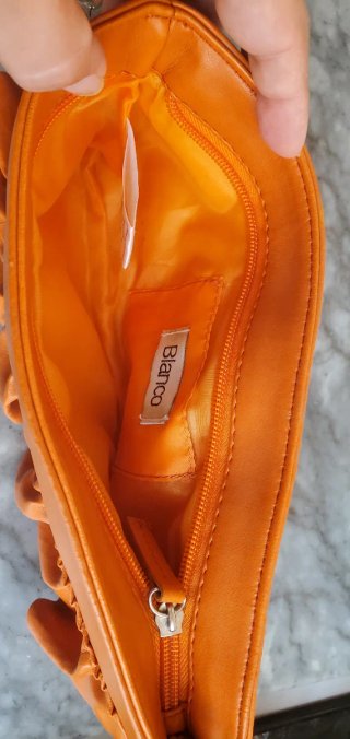 Bolso de mano anaranjado estilo clutch volantes