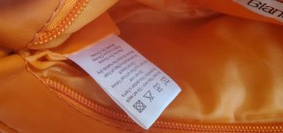 Bolso de mano anaranjado estilo clutch volantes
