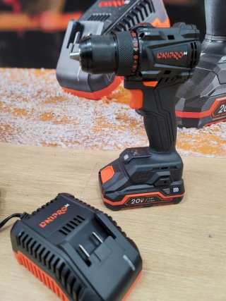 Taladro sin escobillas Dnipro-M CD-200BC KIT 20V
