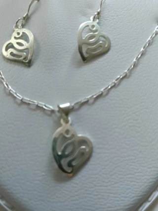 Conjunto Plata Corazón Collar y Pendientes.