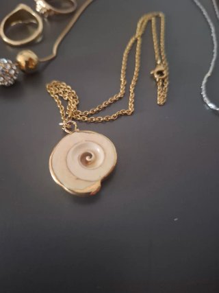 Lote de 11 Joyas de bisutería Doradas y Plateadas.