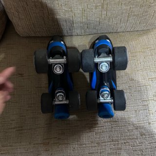 Patines de 4 ruedas negros con estrellas