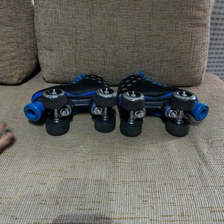 Patines de 4 ruedas negros con estrellas