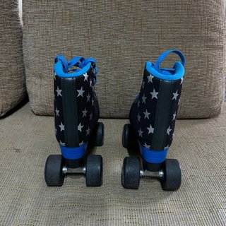 Patines de 4 ruedas negros con estrellas