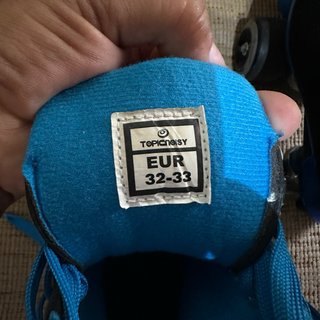 Patines de 4 ruedas negros con estrellas