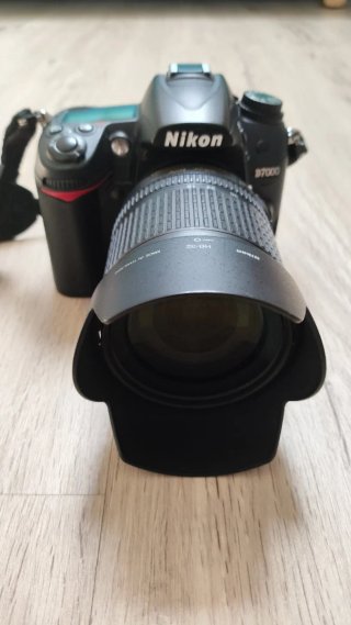 Nikon D7000 + objetivo 18-105 + bolsa + accesorio