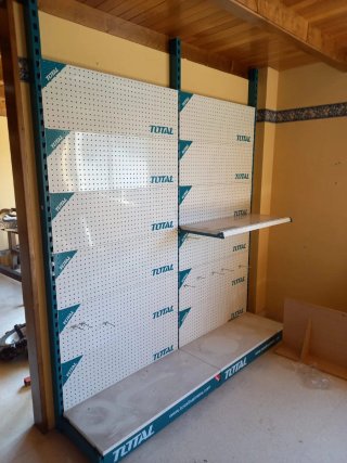 ESTANTERÍAS Y LINEALES DE EXPOSICIÓN DE TIENDA