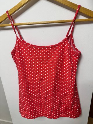 Camiseta de tirantes roja con lunares blancos