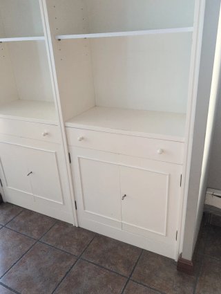 Estantería blanca lacada con puertas y cajones