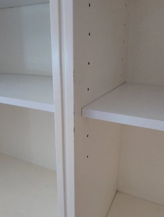 Estantería blanca lacada con puertas y cajones