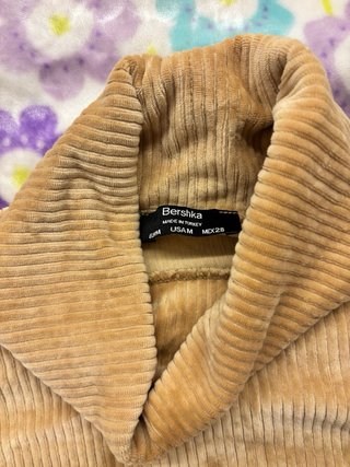 Jersey corto de cuello alto con efecto terciopelo.