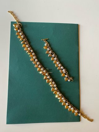 Gargantilla y pulsera dorada con perlas