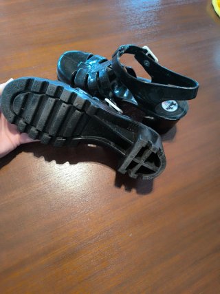 Sandalias cangrejeras JuJu tacón negras