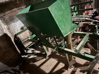 Máquina sembradora y recolectora de patatas