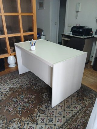 Mesa de oficina, beige y marrón y sillón
