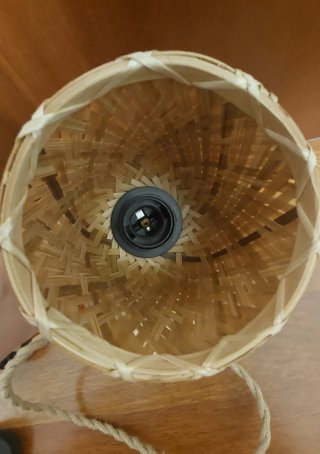 Lámparas colgantes de bambú y madera
