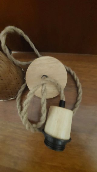Lámparas colgantes de bambú y madera