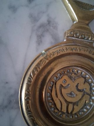 Abridor de bronce con diseño
