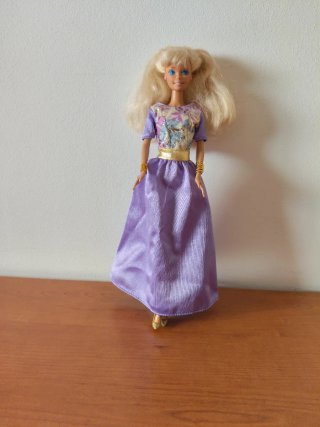 Barbie, anni '90. Abito viola.