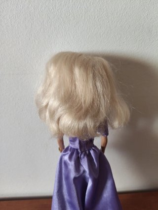 Barbie, anni '90. Abito viola.