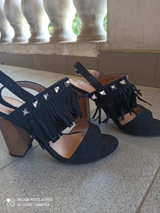 Sandalo donna nero con borchie e frange