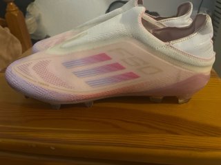 Zapatillas Fútbol Césped Rosa y Blanco