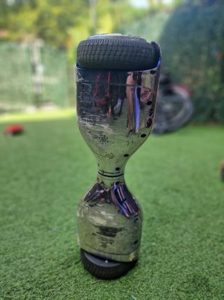 Hoverboard plateado con ruedas