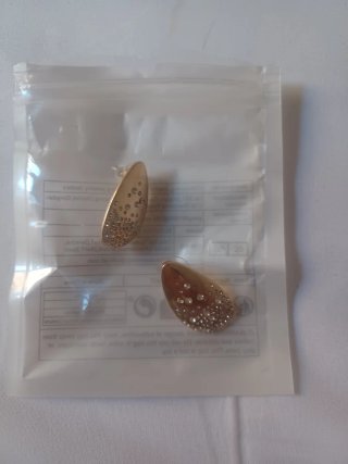 Pendientes dorados con pedrería