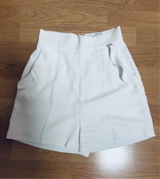 Pantalón corto blanco Guess Talla XS