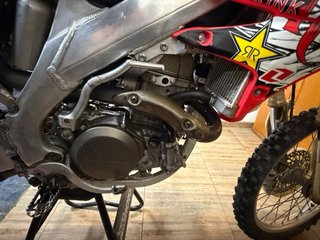 Moto de Cross Honda 450 Roja y Blanca