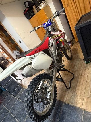 Moto de Cross Honda 450 Roja y Blanca