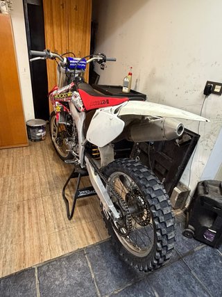 Moto de Cross Honda 450 Roja y Blanca