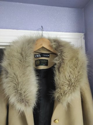 Abrigo Zara Beige con Cuello Pelo
