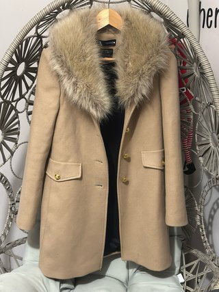 Abrigo Zara Beige con Cuello Pelo