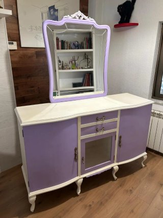 Cómoda malva y blanca retro restaurada con espejo