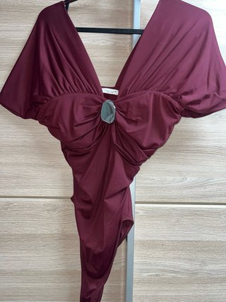 Body Burdeos Pull&Bear con detalle joya