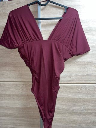 Body Burdeos Pull&Bear con detalle joya