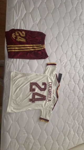 CAMISETA ESPAÑA 2 ESTRELLAS CUCURELLA DE NIÑO TAL