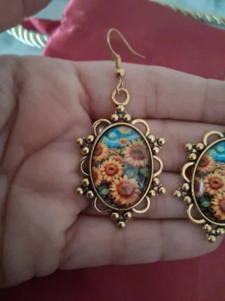 Pendientes largos dorados con girasoles