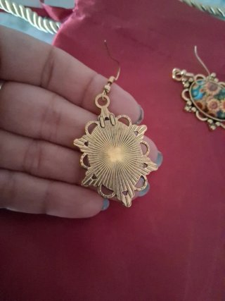 Pendientes largos dorados con girasoles