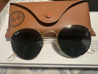 Gafas de sol Ray-Ban doradas y marrones