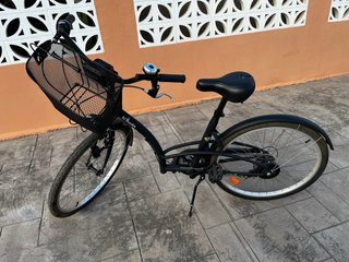Bicicleta paseo negra con cesta